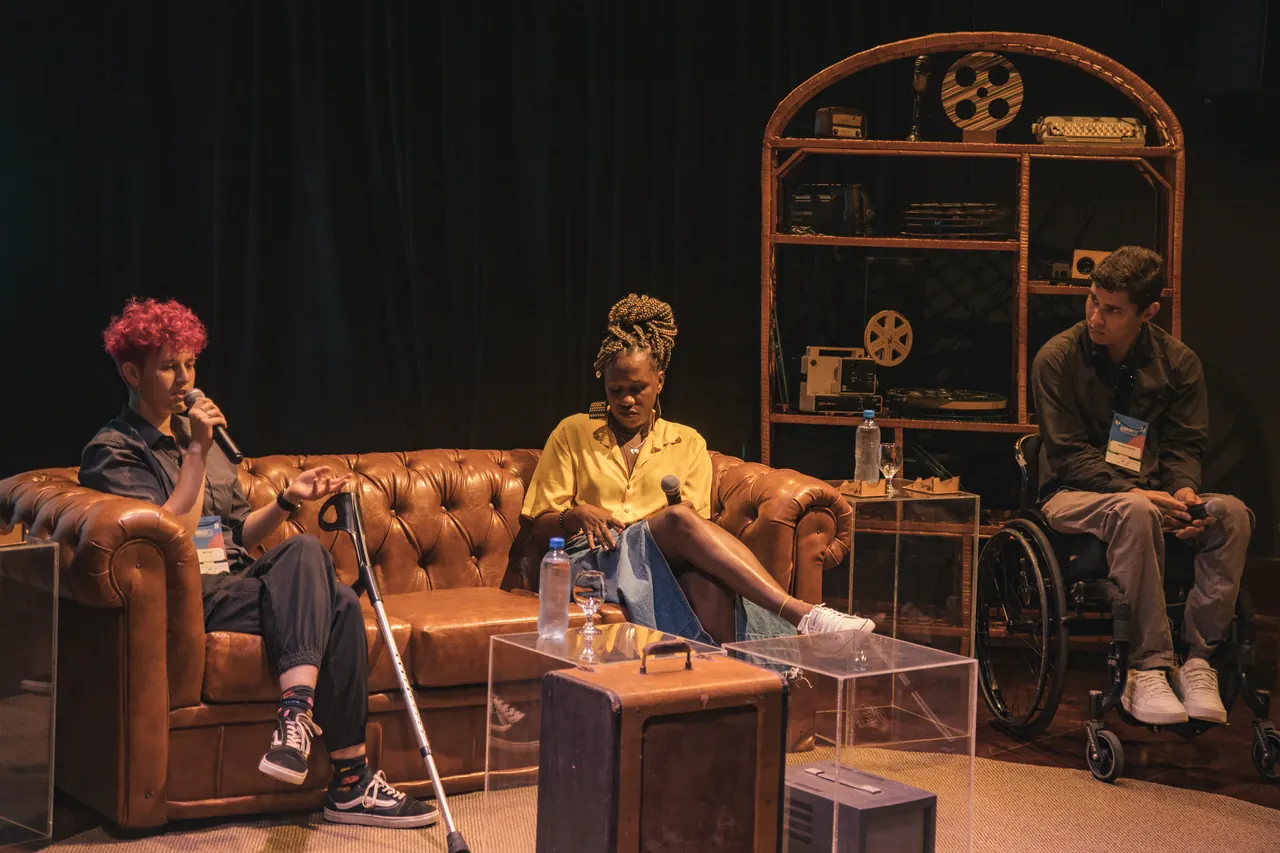 Conversa no palco, em poltronas de couro