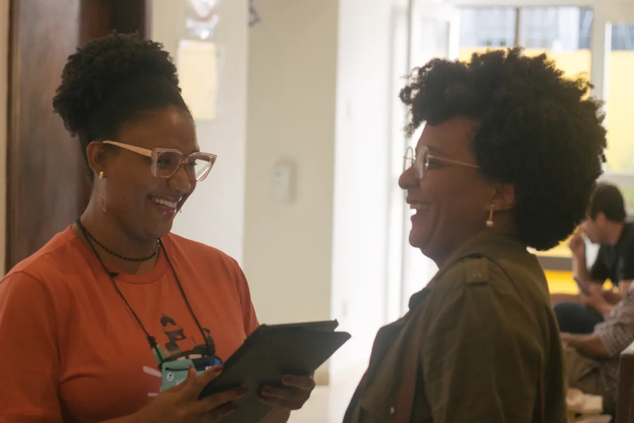 Duas participantes sorrindo durante uma atividade