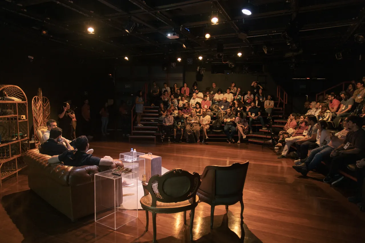Plateia reunida no teatro, vista de longe